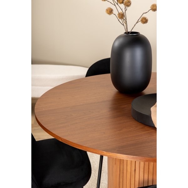 Bianca Matgrupp runt valnöt matbord med 4 st Wrinkles svart stolar Bianca Matgrupp runt valnöt matbord med 4 st Wrinkles svart stolar