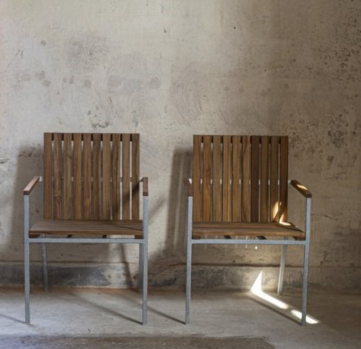 Alva utestol i galvaniserat stål och teak + Textilrengöring för möbler Alva utestol i galvaniserat stål och teak + Textilrengöring för möbler