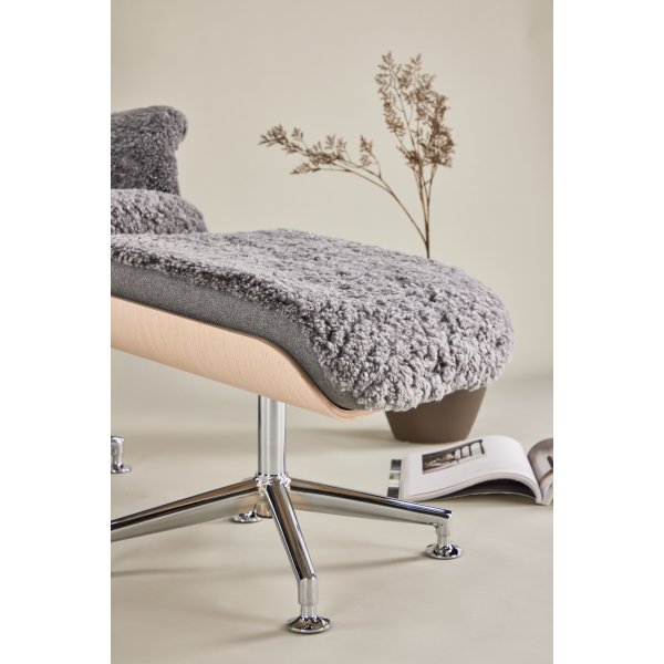 Ulla fåtölj med fotpall i fårskinn - Grå / Whitewash / Krom + Textilrengöring för möbler Ulla fåtölj med fotpall i fårskinn - Grå / Whitewash / Krom + Textilrengöring för möbler