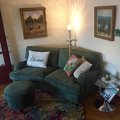 Vårt myshörn. Gillas skarpt. Soffa, fotpall och sidobord från #trendrum. Howard Luxor svängd 3-sits soffa 195 cm - Valfri färg!