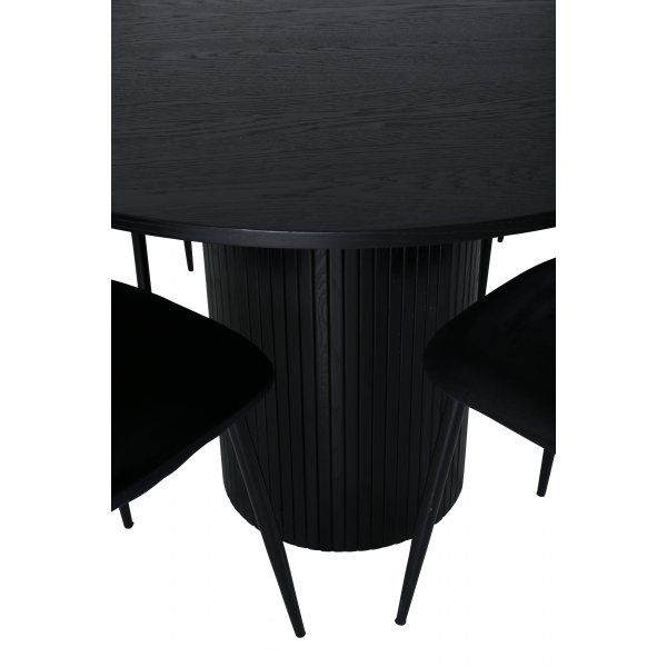 Bianca Matgrupp runt svart matbord med 4 st Polar svart stolar