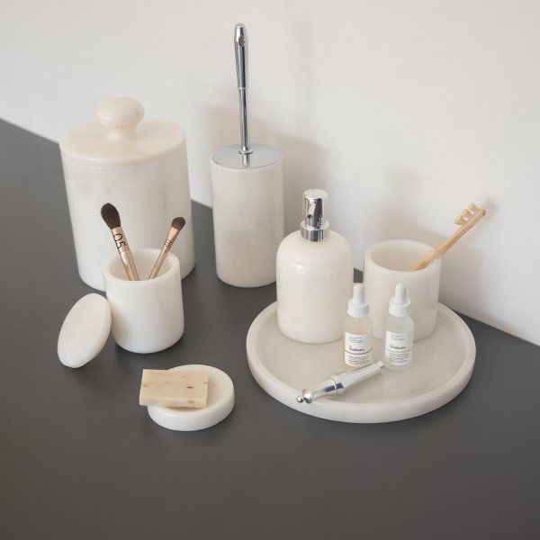 Badrumsset i vit Thassosmarmor med 7 delar