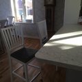 Kök och matsal avdelas av en köksö. Här har jag placerat de bekväma och snygga barstolarna Vienna från trendrum. De står centralt i salen med fönster åt tre håll och inbjuder förbipasserande att slå sig ner för att bli förhörd på läxor, ta sig en kopp kaffe, te eller ett glas vin eller ö. Vid köksön brukar vi även baka med barnen och då skyddar jag den grå dynan med en handduk när mjölet kommer fram. Vienna barstol - Vit
