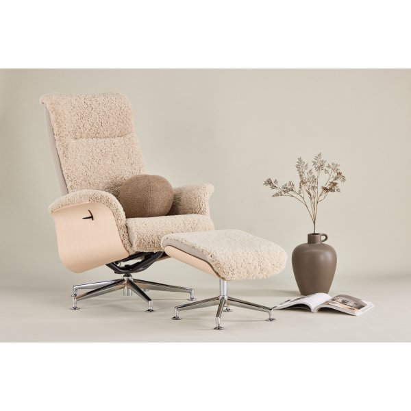 Ulla fåtölj med fotpall i fårskinn - Beige / Whitewash / Krom + Textilrengöring för möbler Ulla fåtölj med fotpall i fårskinn - Beige / Whitewash / Krom + Textilrengöring för möbler