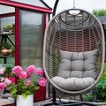 Hängstolen Cora som står utanför vårt växthus. Hängstol Cora