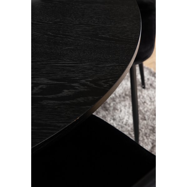 Bianca Matgrupp runt svart matbord med 4 st Polar svart stolar