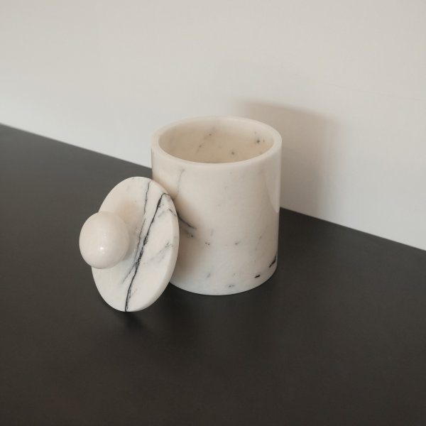 Badrumsset i vit marmor från Sicilien med 7 delar Badrumsset i vit marmor från Sicilien med 7 delar