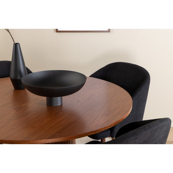 Bianca Matgrupp runt valnöt matbord med 4 st Arch svart stolar Bianca Matgrupp runt valnöt matbord med 4 st Arch svart stolar