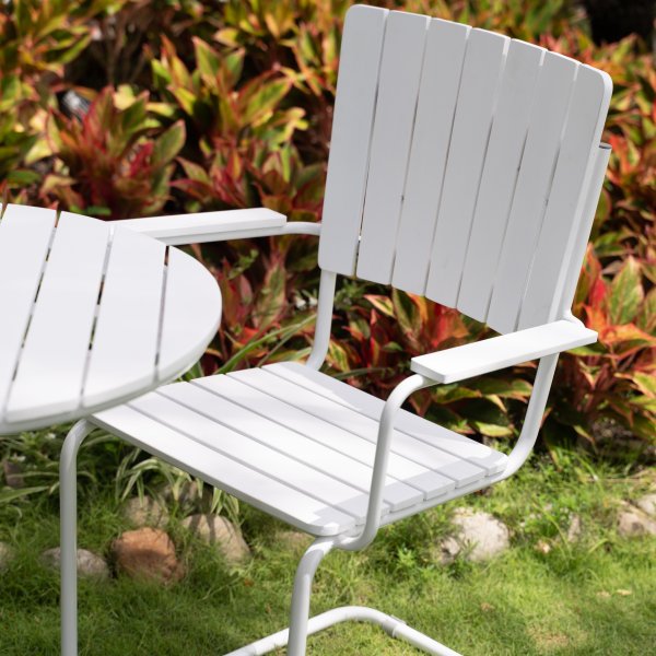 Balkongset: 2 st karmstolar med runt bord