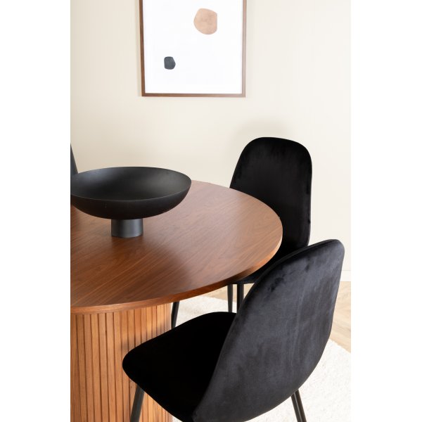 Bianca Matgrupp runt valnt matbord med 4 st Polar svart stolar