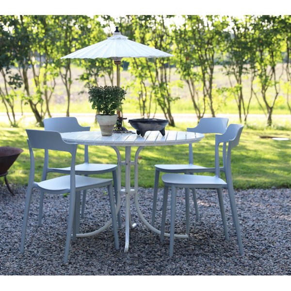 Matgrupp Holmö : Runt vitt bord inklusive 4 st Abbe stolar stapelbara Matgrupp Holmö : Runt vitt bord inklusive 4 st Abbe stolar stapelbara