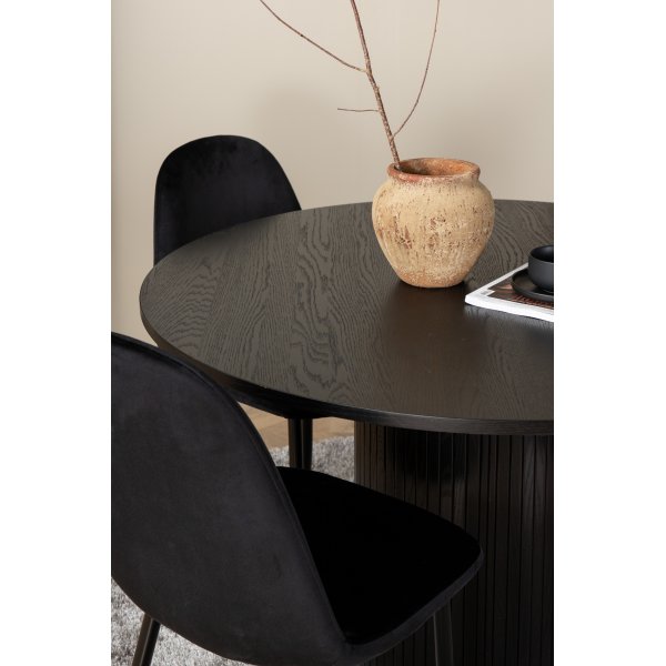 Bianca Matgrupp runt svart matbord med 4 st Polar svart stolar