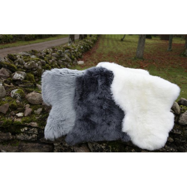 Zacht langharige schapenvacht houtskool