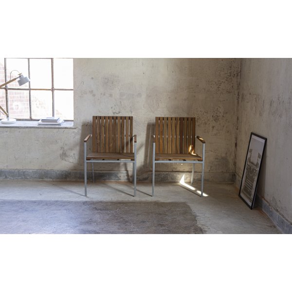 Alva utestol i galvaniserat stål och teak + Textilrengöring för möbler Alva utestol i galvaniserat stål och teak + Textilrengöring för möbler