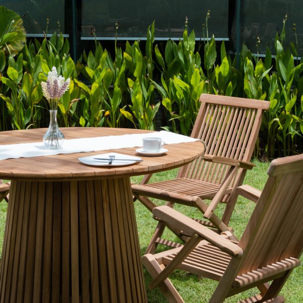 Utegrupp i teak: runt bord med 4 st karmstolar - Salt