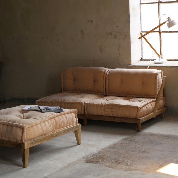 Heriya ljusrosa 2-sits soffa i återvunnet material Heriya ljusrosa 2-sits soffa i återvunnet material