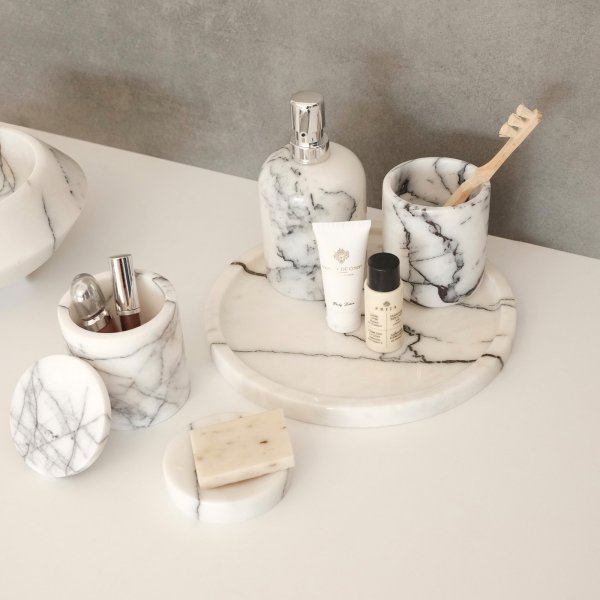 Badrumsset i vit marmor från Sicilien med 5 delar Badrumsset i vit marmor från Sicilien med 5 delar