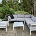 Kundbild Utegrupp med bord och h�rnsoffa i vit aluminium: N�tt och trevlig att sitta i....
