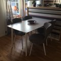 Kundbild Betty stol med vita ben - Ljusgrått tyg
