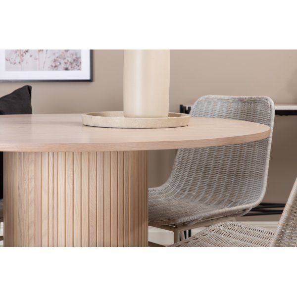 Bianca Matgrupp runt vitputsat matbord med 4 st Cirebon rotting stolar Bianca Matgrupp runt vitputsat matbord med 4 st Cirebon rotting stolar