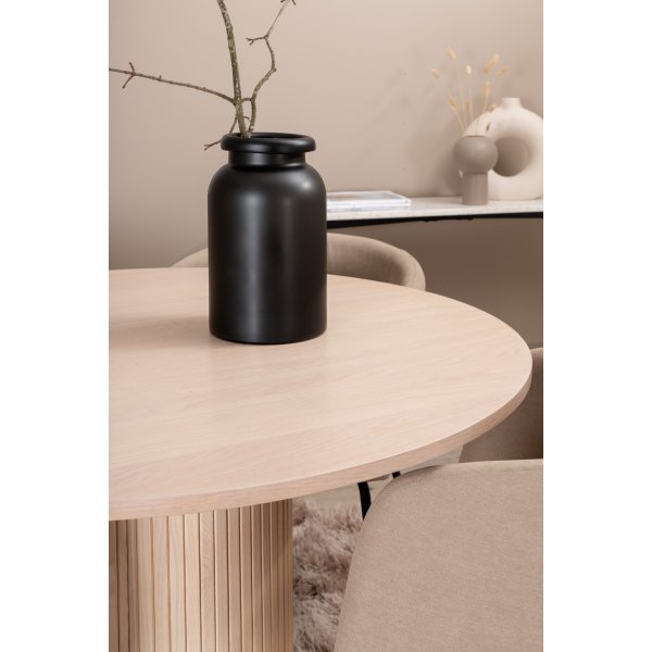 Bianca Matgrupp runt vitputsat matbord med 4 st Berit beige polyesterlinne stolar