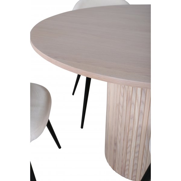 Bianca Matgrupp runt vitputsat matbord med 4 st Velvet gräddvit stolar Bianca Matgrupp runt vitputsat matbord med 4 st Velvet gräddvit stolar