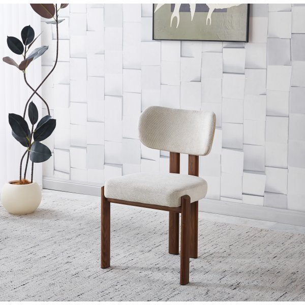 Callum matstol i beige tyg / ben i valnötfoliering Callum matstol i beige tyg / ben i valnötfoliering