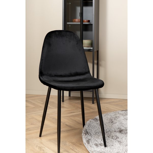 Bianca Matgrupp runt svart matbord med 4 st Polar svart stolar