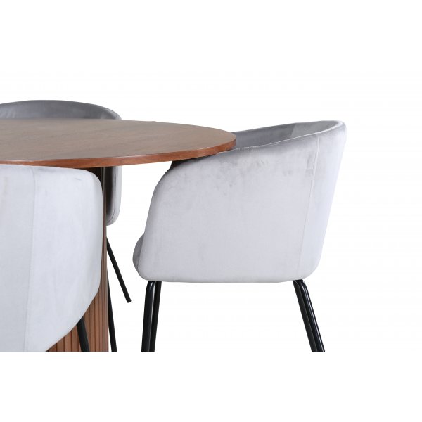 Bianca Matgrupp runt valnt matbord med 4 st Berit gr stolar