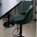 Kundbild Barstol med gr�n kl�dsel & svart fot: J�ttefina och sk�na stolar. �r...