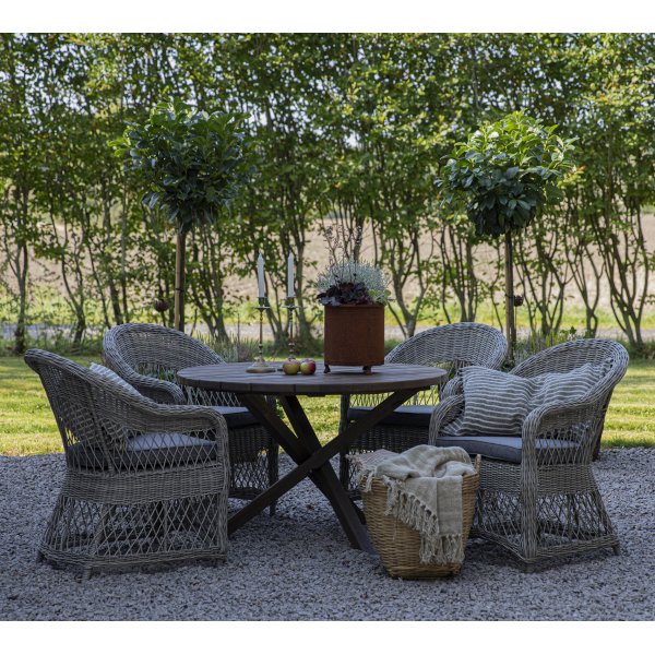 Utegrupp Marbella: Scottsdale runt brunt matbord 112 cm inklusive 4 st Marbella karmstolar i grå konstrotting Utegrupp Marbella: Scottsdale runt brunt matbord 112 cm inklusive 4 st Marbella karmstolar i grå konstrotting